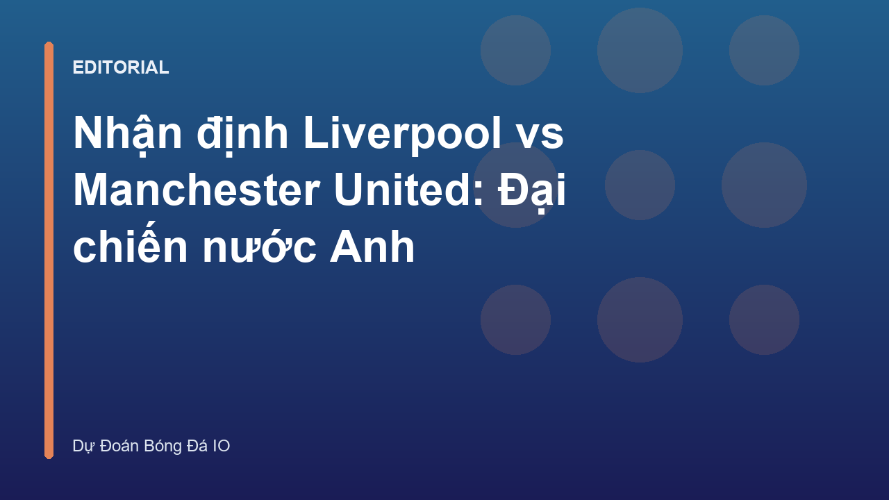 Cầu thủ Liverpool và Manchester United tranh chấp bóng
